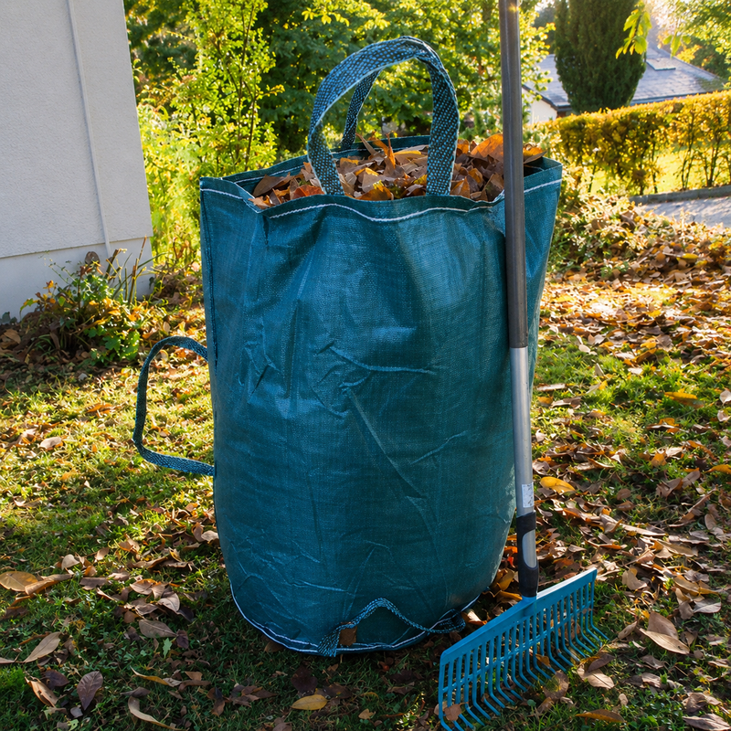 Gartenbag & Allzweckabfallsack im Garten bei der Arbeit mit Laub