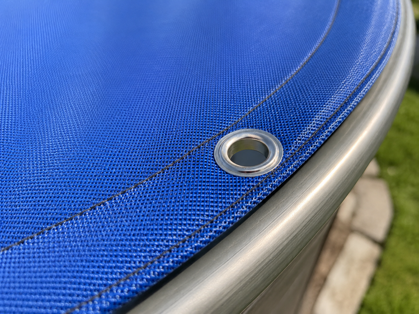 Runde Poolplane mit Ösen | Gittergewebe 295g Detail