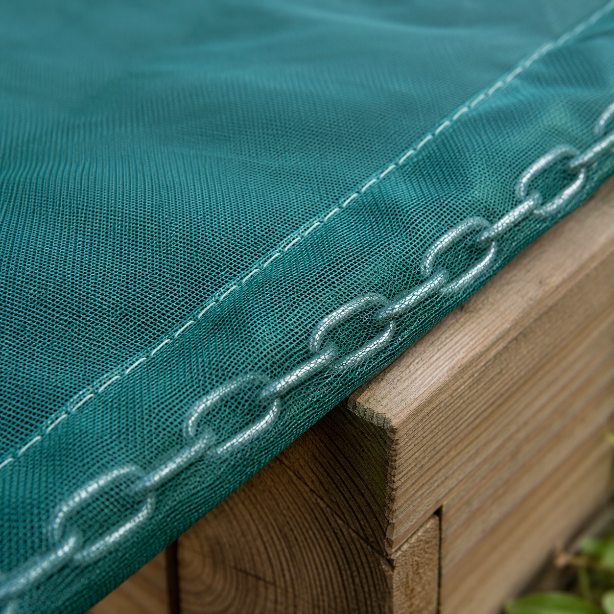 Sandkastenabdeckung mit eingenähter Kette nach Maß | Gittergewebe 295g Detail