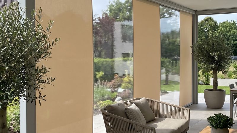 Windschutz Terrasse: Robuste Planen nach Maß für Ihre Oase