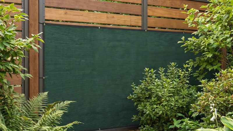 Grüne Zaunplane: Natürlicher Sichtschutz für Ihren Garten