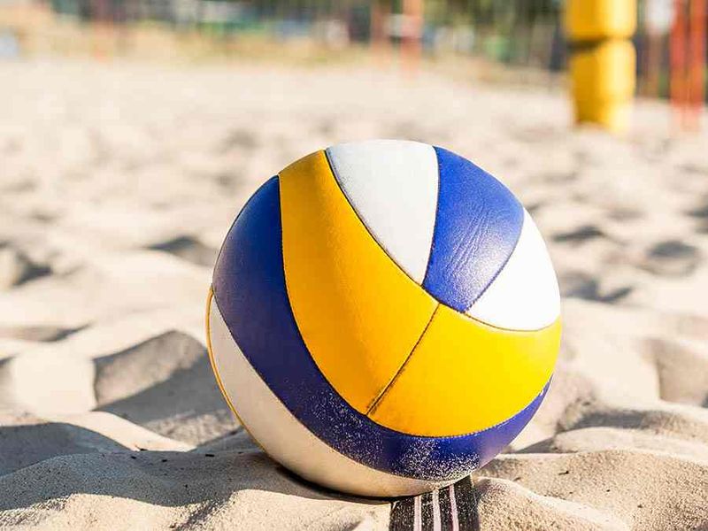 Volleyball auf Beachvolleyball Feld
