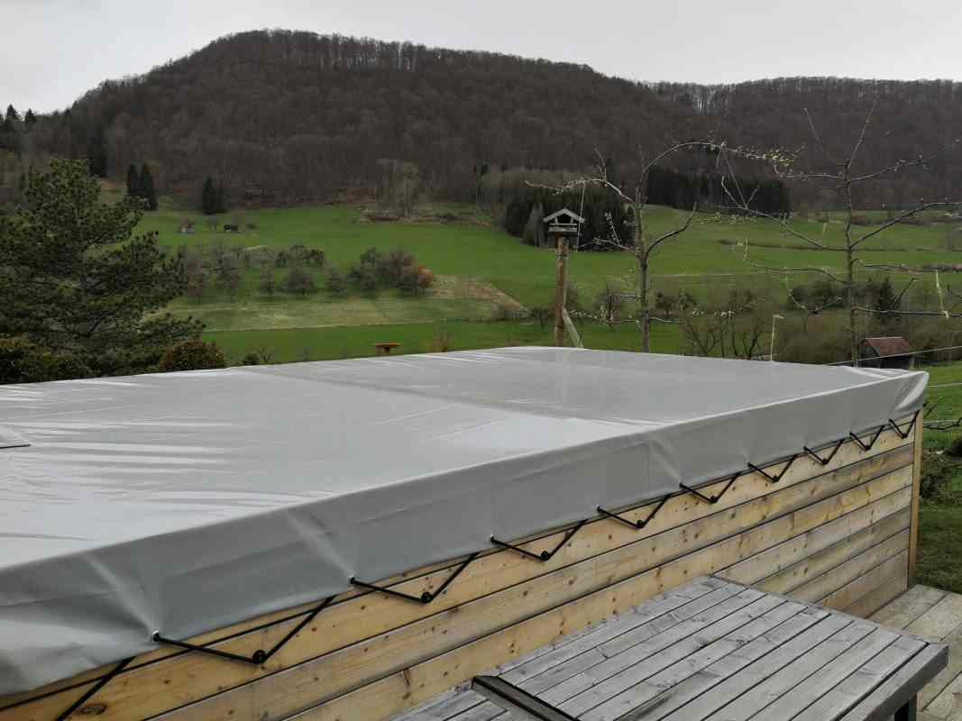 Beispielbild einer Poolplane, Abdeckplane für Pool mit Ösen