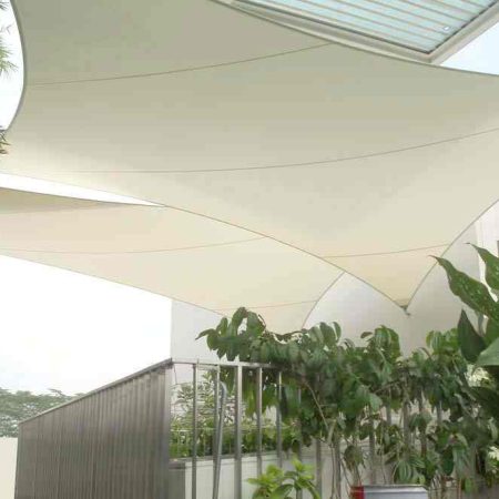 Quadratisches Sonnesgel gespannt über einer Dachterrasse