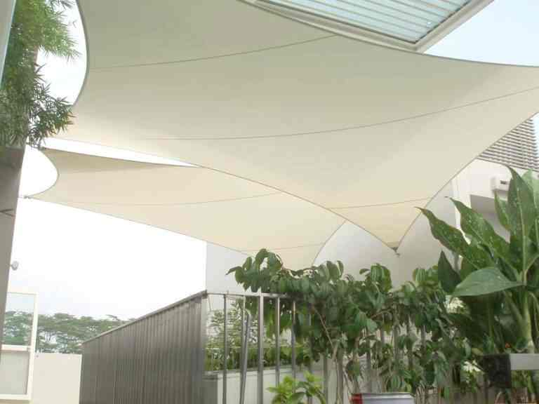 Quadratisches Sonnesgel gespannt über einer Dachterrasse