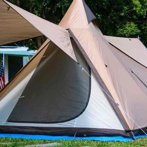 Bodenplane unter Zelt zum Schutz vor Nässe bei Regen beim Camping