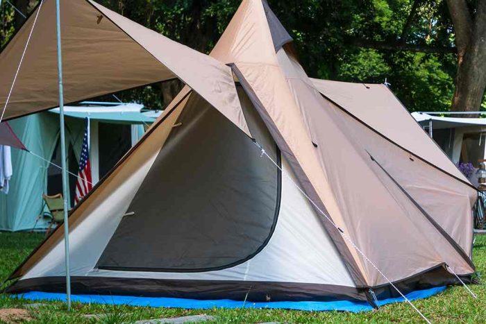Bodenplane unter Zelt zum Schutz vor Nässe bei Regen beim Camping
