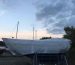 Segelboot in Außenlager abgedeckt mit einer weißen Plane