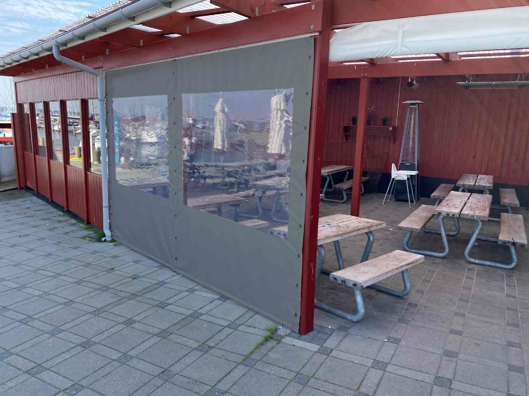 Terrassenplane mit Fenster nach Maß, dunkelgraue Seitenplane für Pergola, Carport, Wintergarten aus PVC