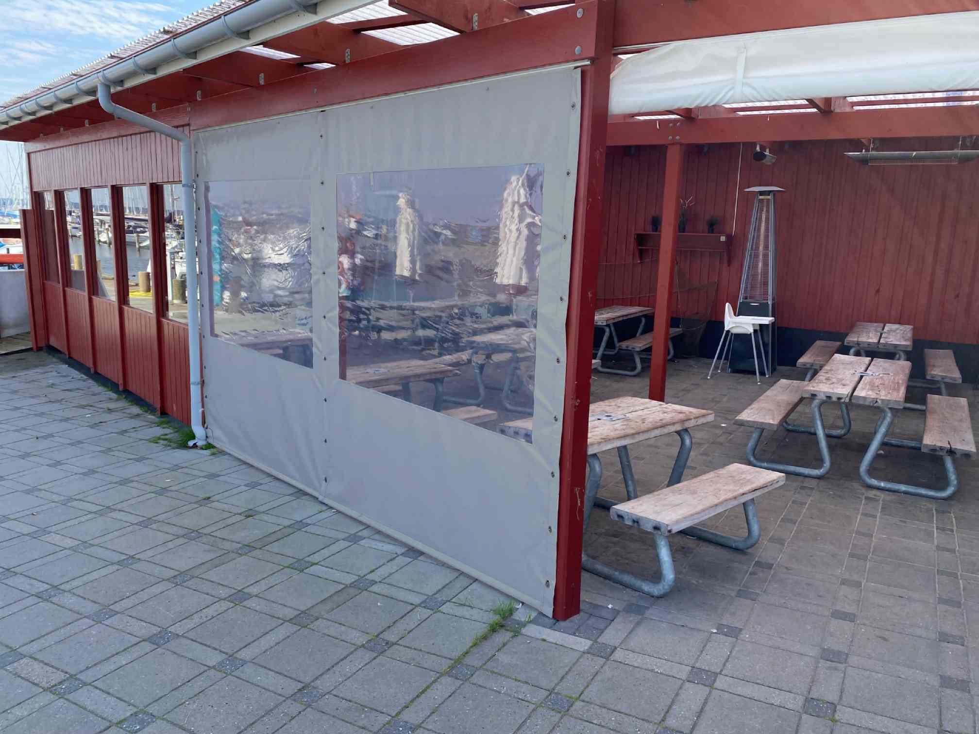 Terrassenplane mit Fenster nach Maß, graue Seitenplane für Pergola, Carport, Wintergarten aus PVC