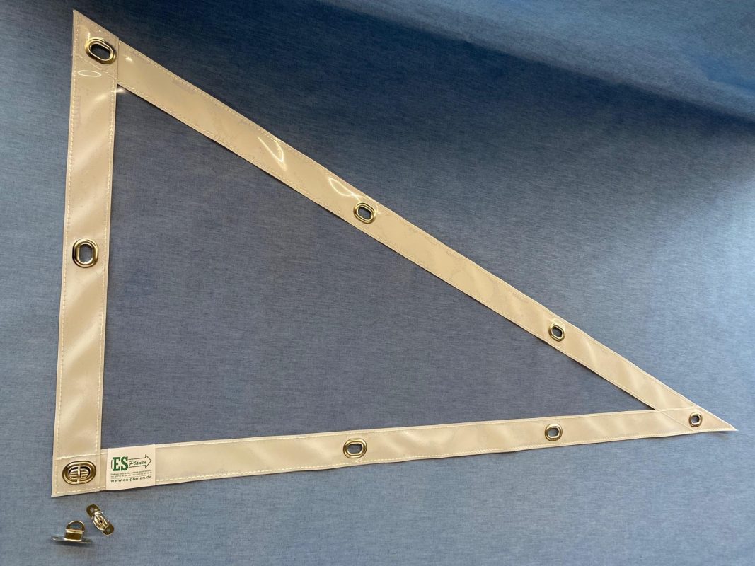 Polyglas Plane mit rechtem Winkel für Terrassen Überdachnung. Im weissen Saum der transparenten Plane sind Ovalösen zur Befestigung.