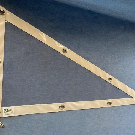 Polyglas Plane mit rechtem Winkel für Terrassen Überdachnung. Im weissen Saum der transparenten Plane sind Ovalösen zur Befestigung.