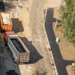 Baulaster mit Asphalt und Bitumenplane.